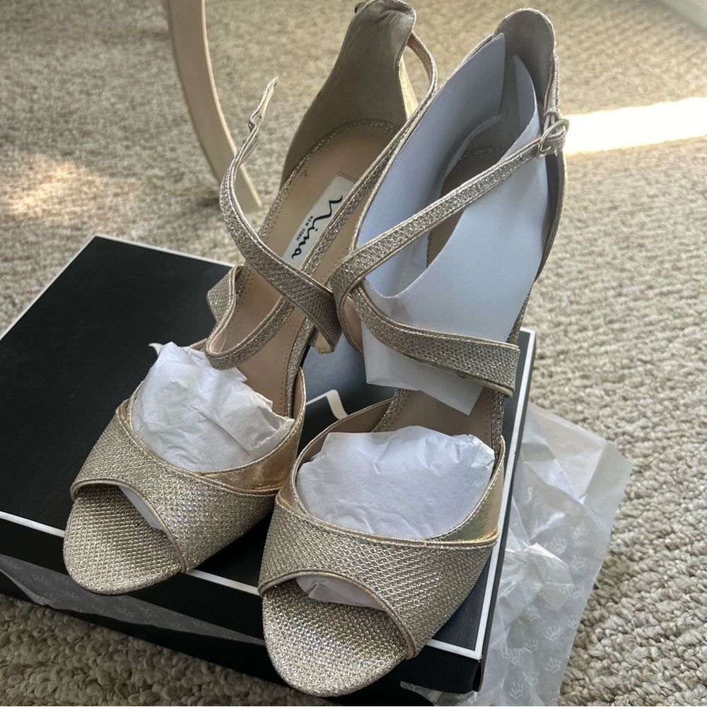 NEW NINA Women's Celosia Dress Sandal Taupe Reflective SZ 10